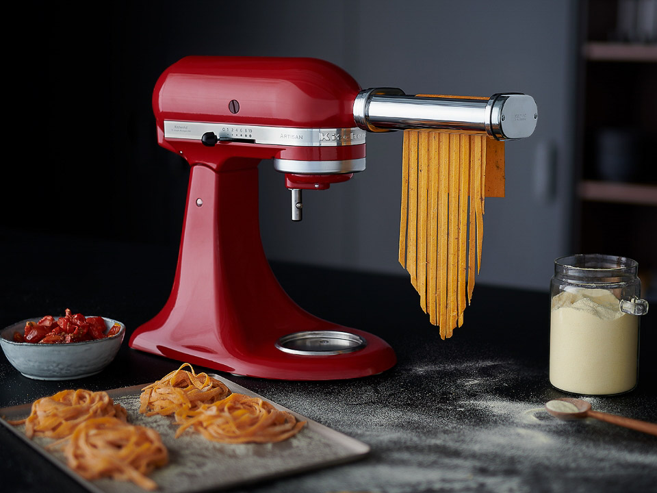 Stand-mixer-tilt-head-4.8L-artisan-empire-red-making-pasta-with-mixer-extension