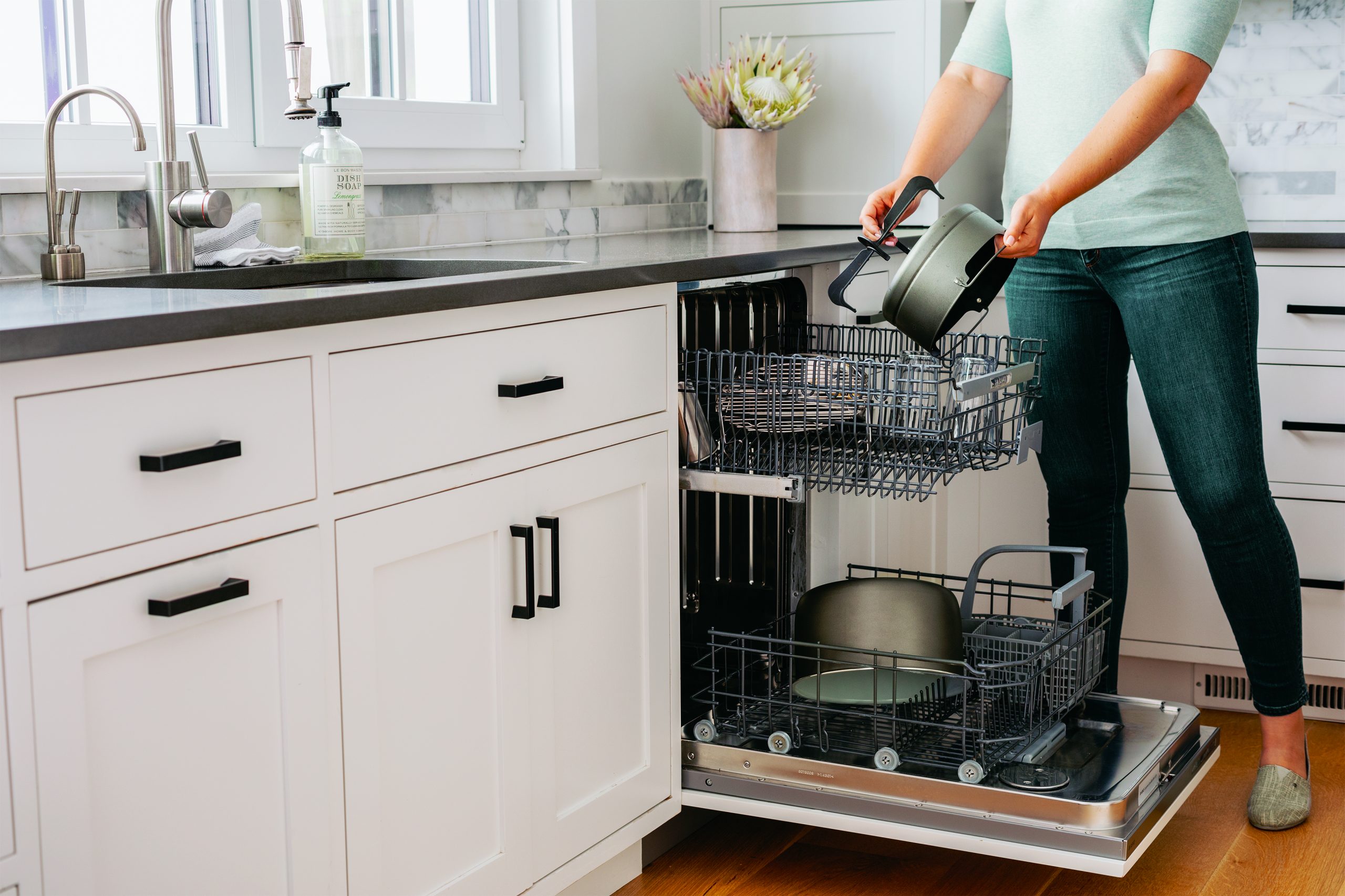 Foodi-OP300UK-Clean-Dishwasher-Woman_CMYK-scaled